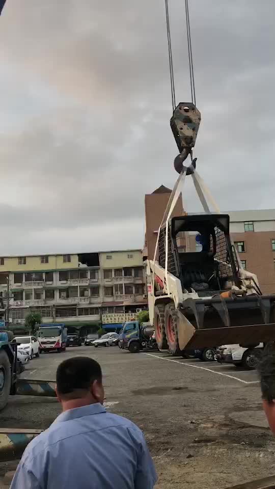 小山貓吊掛入涵洞作業