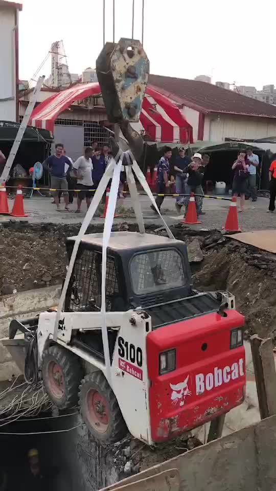 小山貓吊掛入涵洞作業