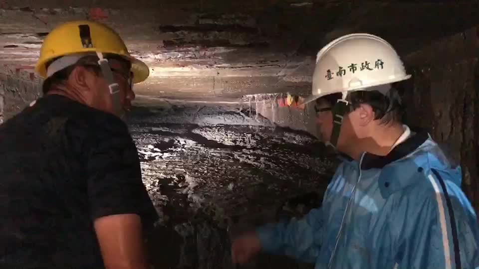 李孟諺市長親自下箱涵瞭解情形