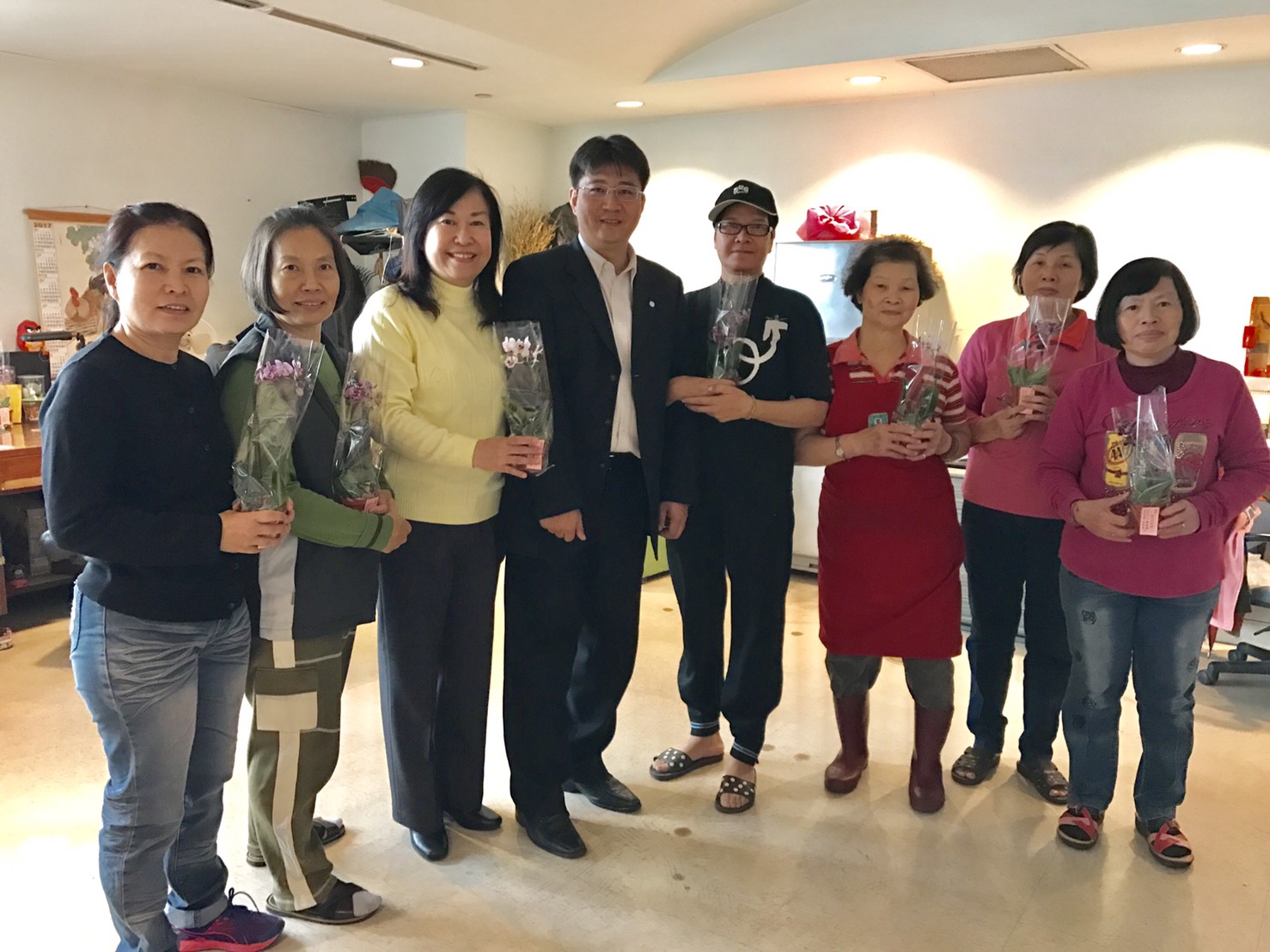 臺南市政府秘書處 臺南市政府秘書處吳處長致送本府女性員工婦女節花束 與同仁分享快樂