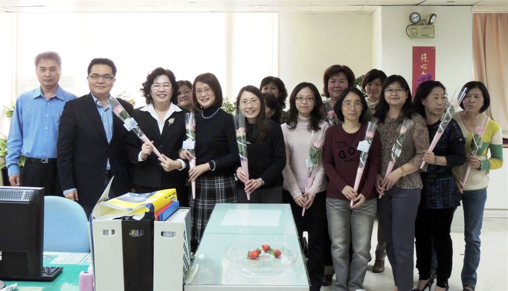臺南市政府秘書處 秘書處蕭處長致送本府女性同仁婦女節花束並與洽公婦女分享快樂