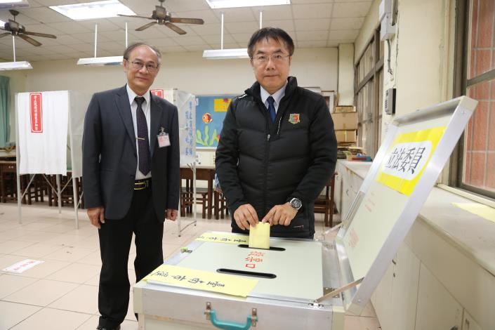 é»å¸é·ä»æ©æ¼ä½³éååéé«ä¸­æä¸ç¥èä¸ç¥¨ ä¸¦æ°åå·¥ä½äººå¡çè¾å(å±2å¼µ)-1