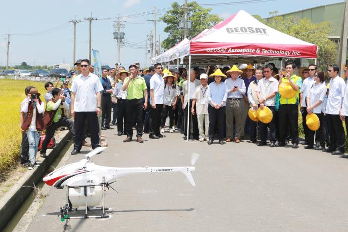 é»å¸é·éªåè¡è±æç¸½çµ±è¦å¯ç¡äººæ©è¾²å´ç¤ºç¯ Â éåå°ç£æ°è¾²æ¥­çéç¨ç¢(å±3å¼µ)-1