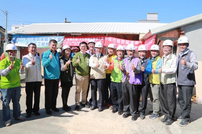 勞工局與工會協力助１００戶弱勢修屋  黃偉哲親臨工地讚揚致謝(共4張)-1