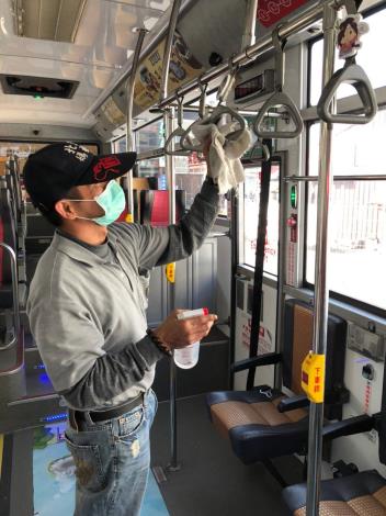 黃偉哲關心開學的交通運輸 指示交通局督促大眾運輸業者加強防疫(共3張)-1