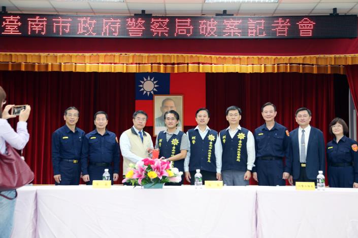 將軍槍擊案兇嫌落網　黄偉哲宣示打擊犯罪的決心不會因防疫有所打折(共2張)-1