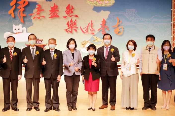 黃偉哲陪同蔡英文總統出席全國律師節慶祝大會　盼律師界通力合作、提供建言，持續深化司改(共2張)-1