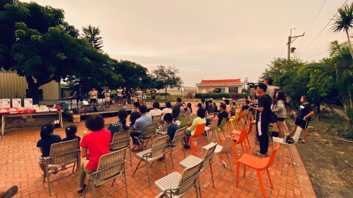 圖4.鹽水坔頭港由正修學生進駐規劃，建構表演平台，與當地學童一起舉辦了音樂晚會。