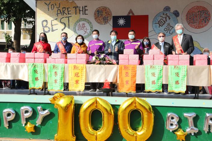 臺南市政府全球資訊網 歸仁國小百週年校慶黃偉哲與師生擊掌祝賀