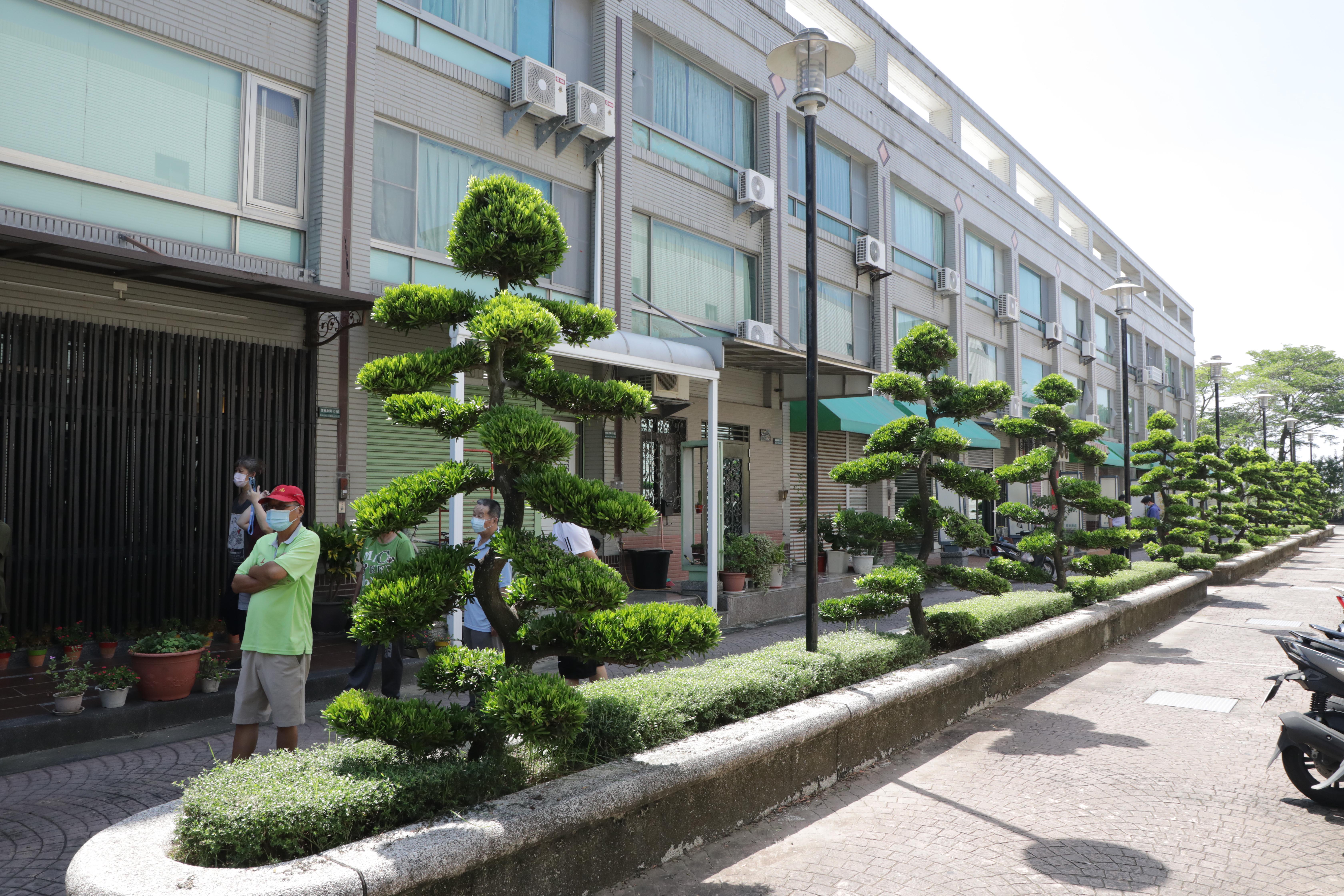 黃偉哲維護居民安全 市府接管養護佳里區多摩市社區老舊路面 6號廣場