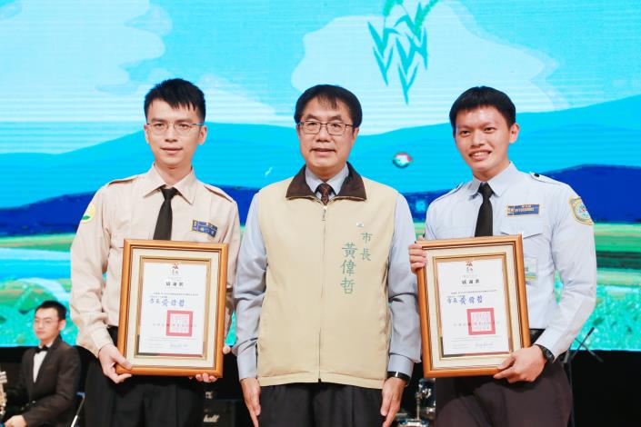市長頒獎予在台南市服勤的績優替代役男