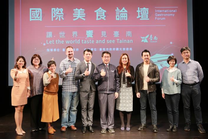 市長出席2021臺南國際美食論壇開幕與貴賓合影3