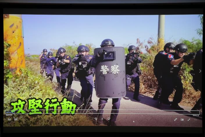 1221視察觀看「臺南市政府警察局攔截圍捕暨攻堅演練」04