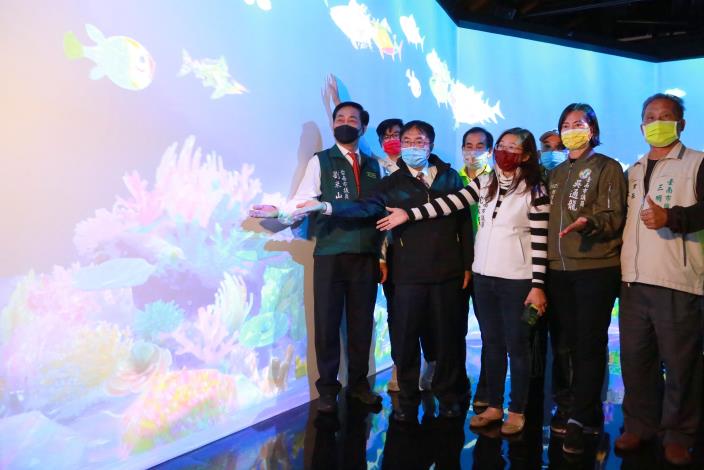 市長參觀日本藝術團隊「teamLab」彩繪水族館作品