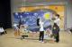 教育局鄭新輝局長與展演學生一起完成改編自梵谷星夜名畫的「臺南的夜空」藝術拼貼