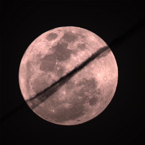 直播中所捕捉到由雲層從月球正中穿過