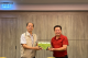 發稿照片-南市社會局長陳榮枝代表黃偉哲市長致贈台南大內區在地農產酪梨表達歡迎