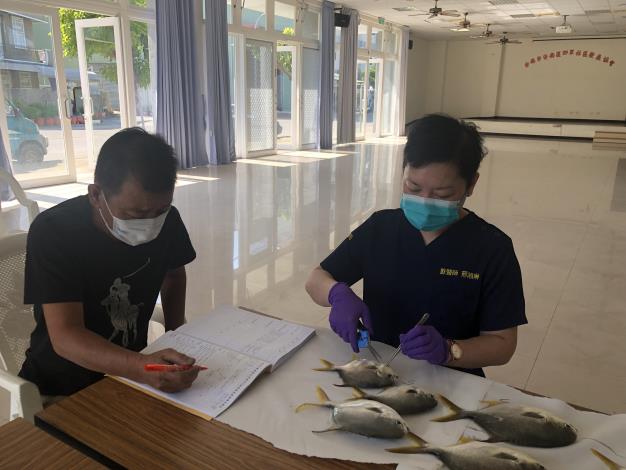 圖1 動保處有免費魚蝦疾病檢驗服務，如有疫病發生應及早送請水產獸醫師診斷。