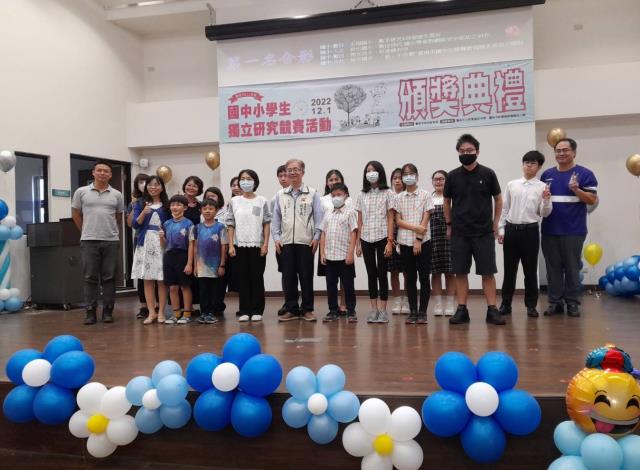 臺南市國中小學生獨立研究頒獎典禮第一名獲獎學生合影