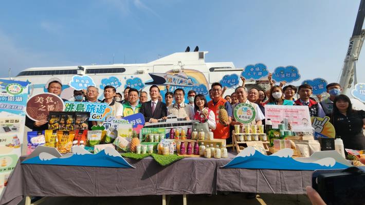 圖一、本市議員、航港局副局長、市長及農友共同慶祝麗娜輪啓航暨本市農產精品上架