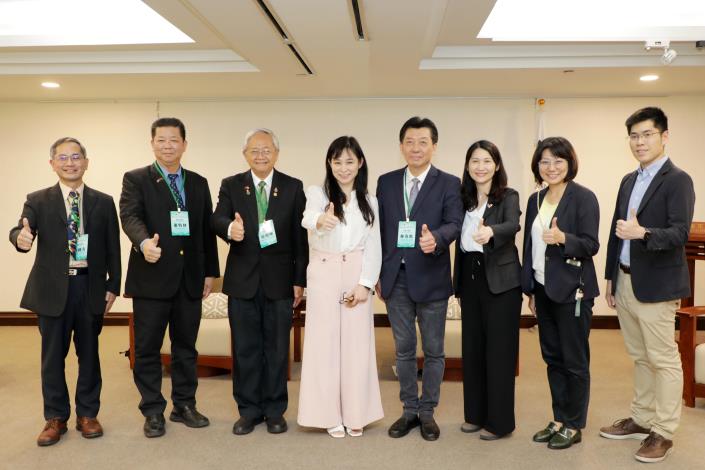 訪賓與田玲瑚專委進行合影