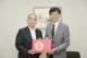 葉副市長致贈林百貨禮盒給藤崎百貨代表