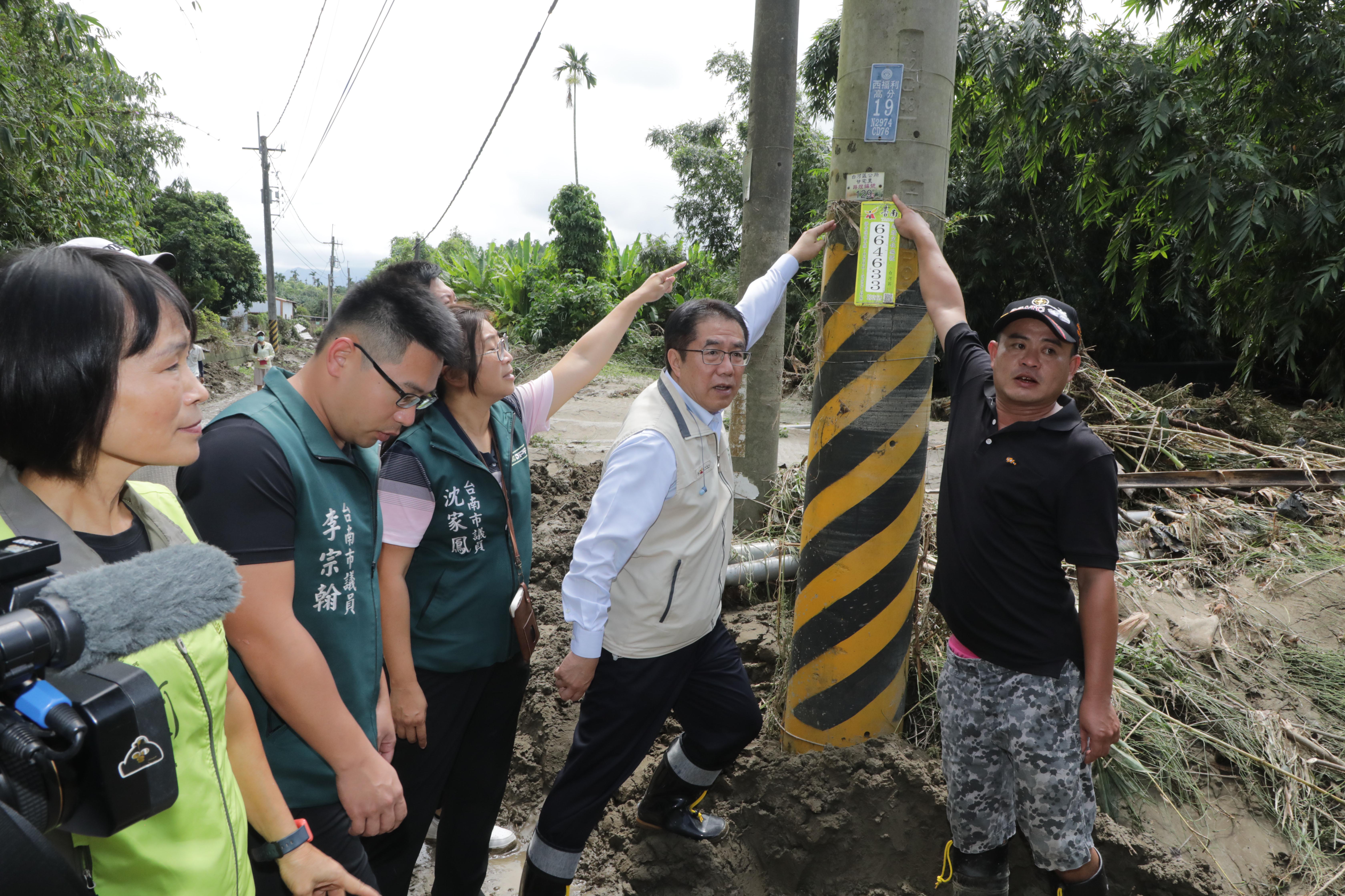 黃偉哲探視白河山區受困民眾 指示公所妥為照顧並協助清理家園