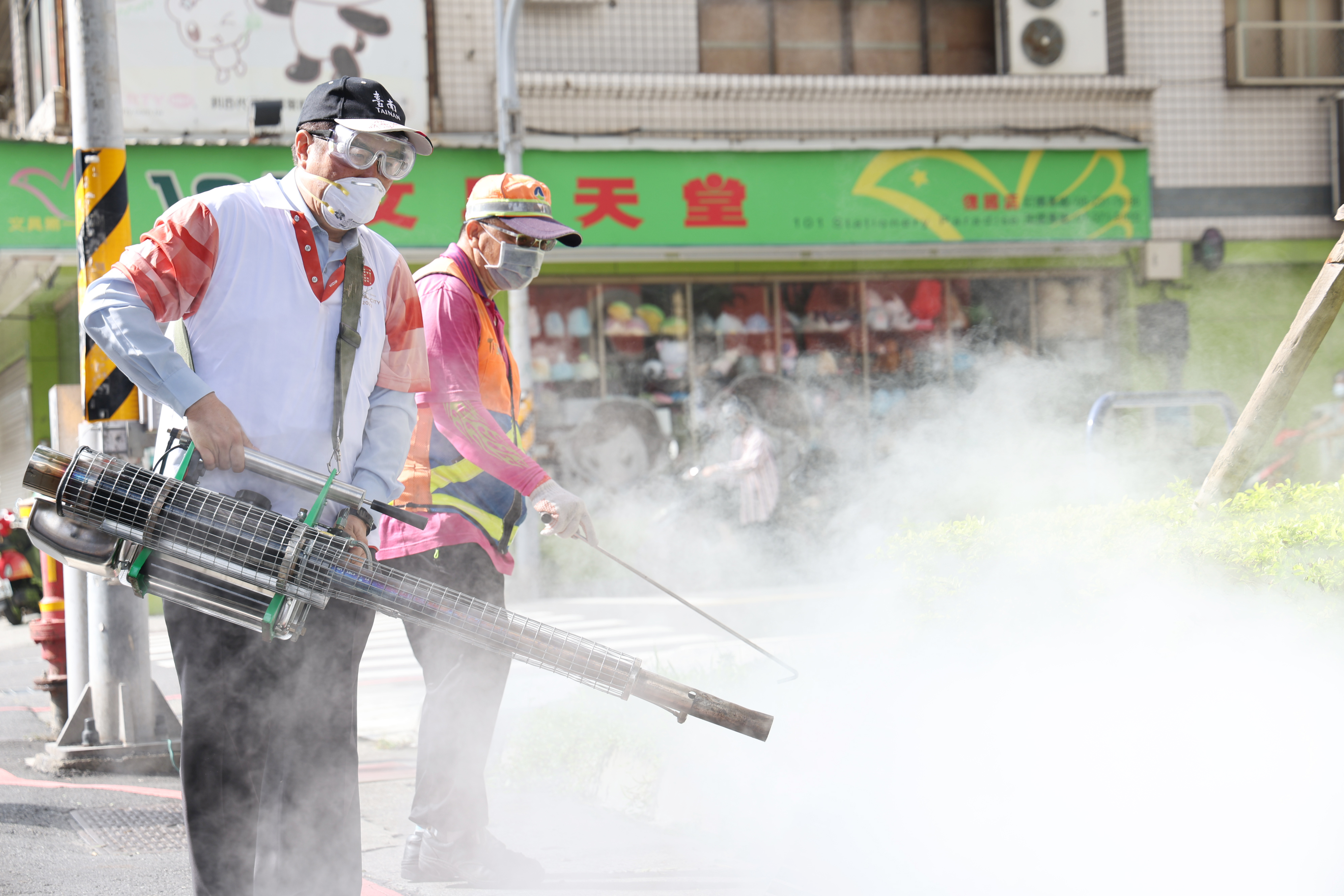 防疫沒有假期  黃偉哲背噴藥槍支援登革熱清消工作