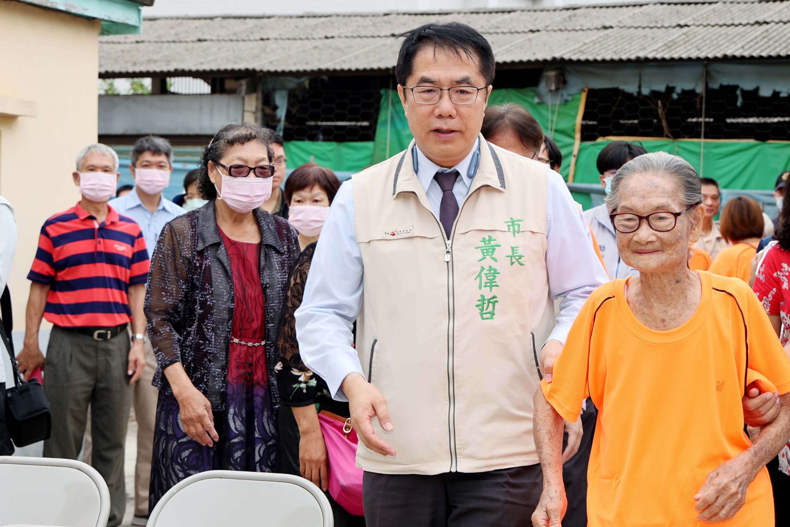 黃偉哲訪百歲人瑞贈重陽禮金賀禮  祝福長輩幸福久久健康長壽