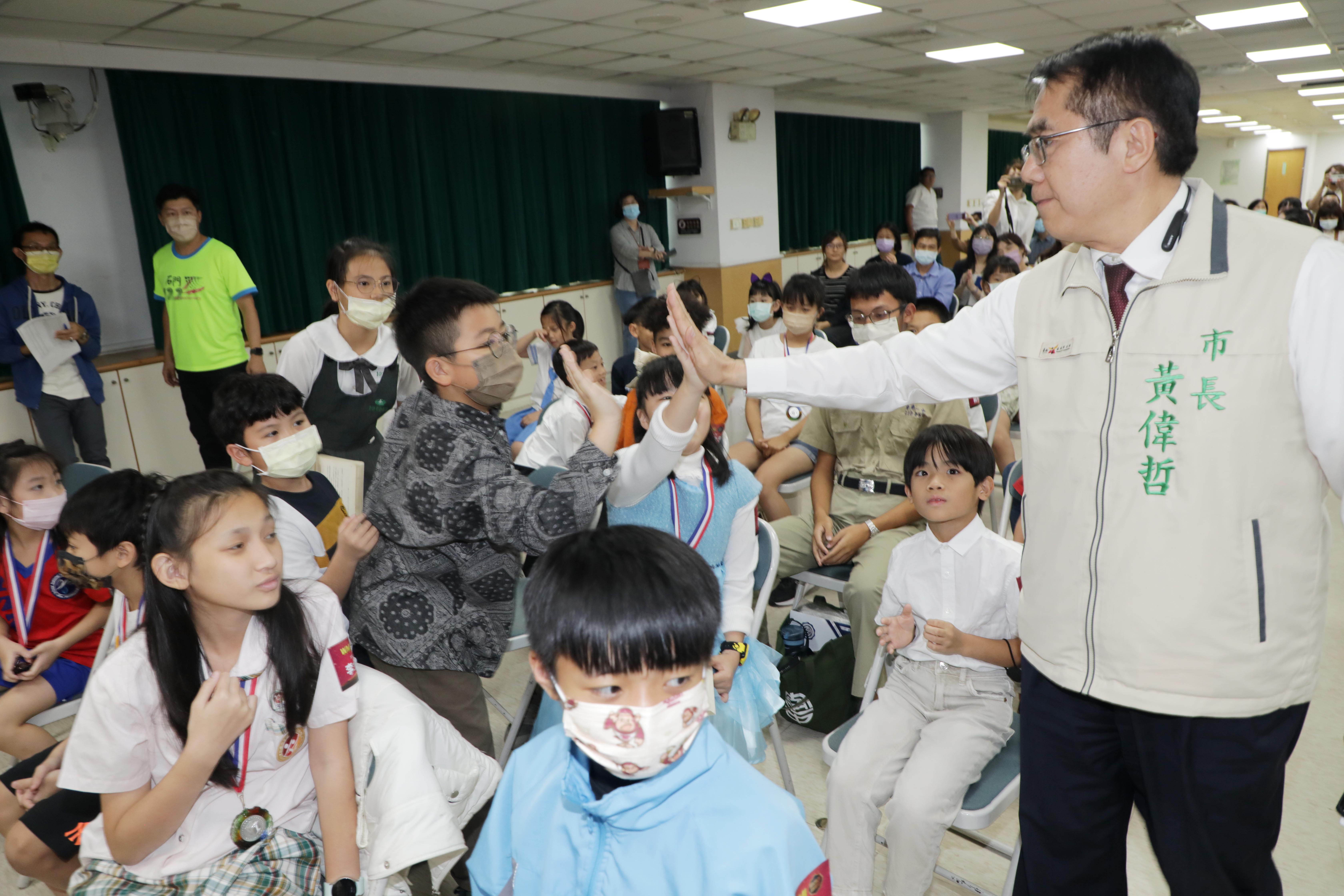 國際數學競賽南市47生獲獎  黃偉哲期勉持續發光發熱