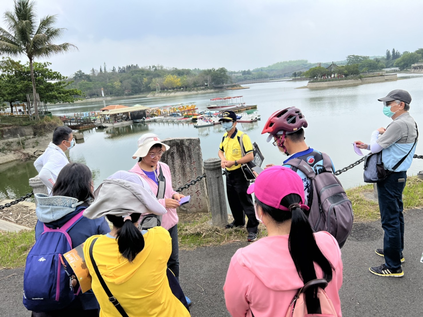 虎頭埤風景區提供免費國台語假日志工導覽解說服務