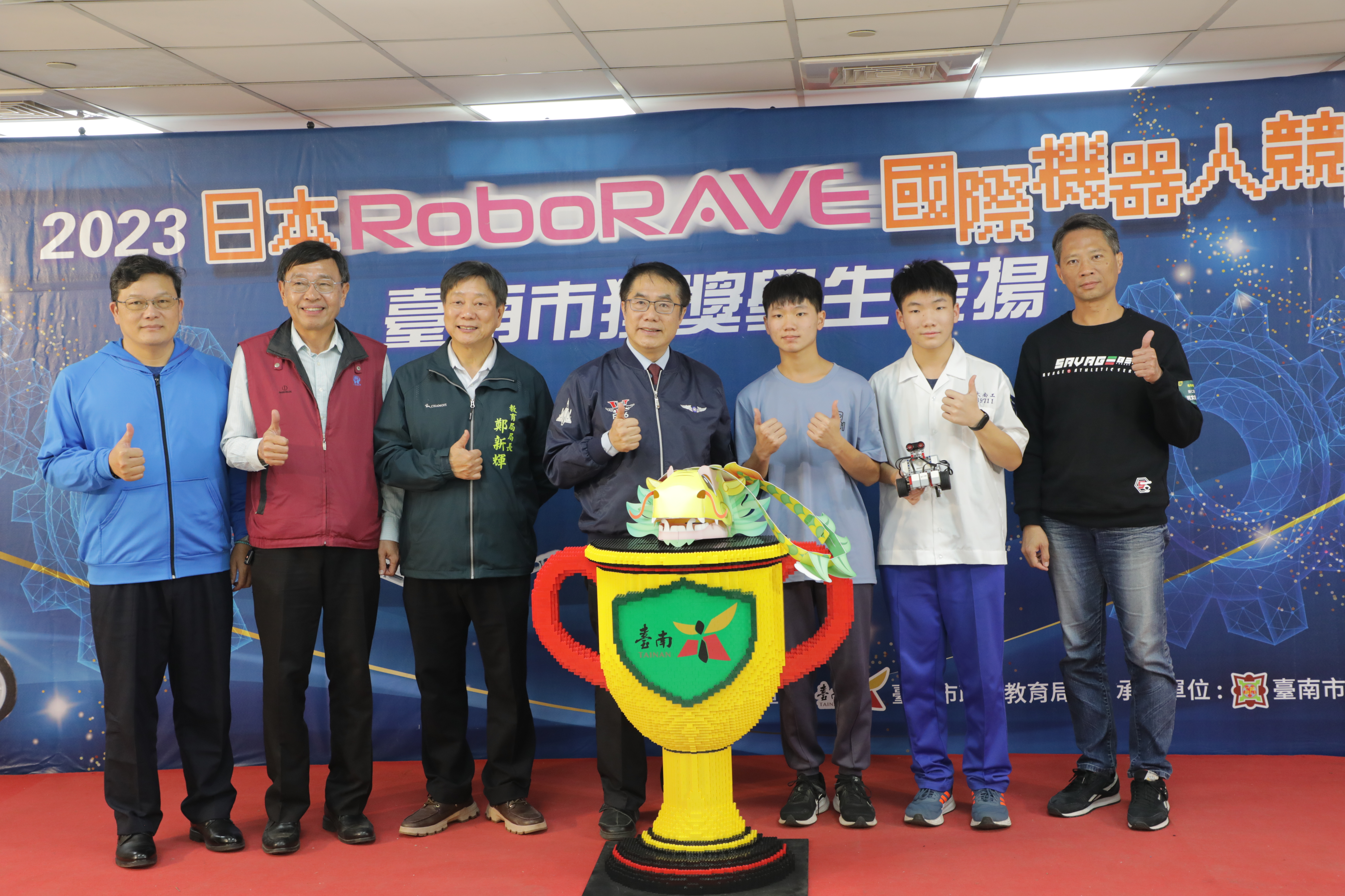 臺南學子2023 RoboRAVE國際機器人大賽勇奪38面獎牌 黃偉哲讚揚為國爭光