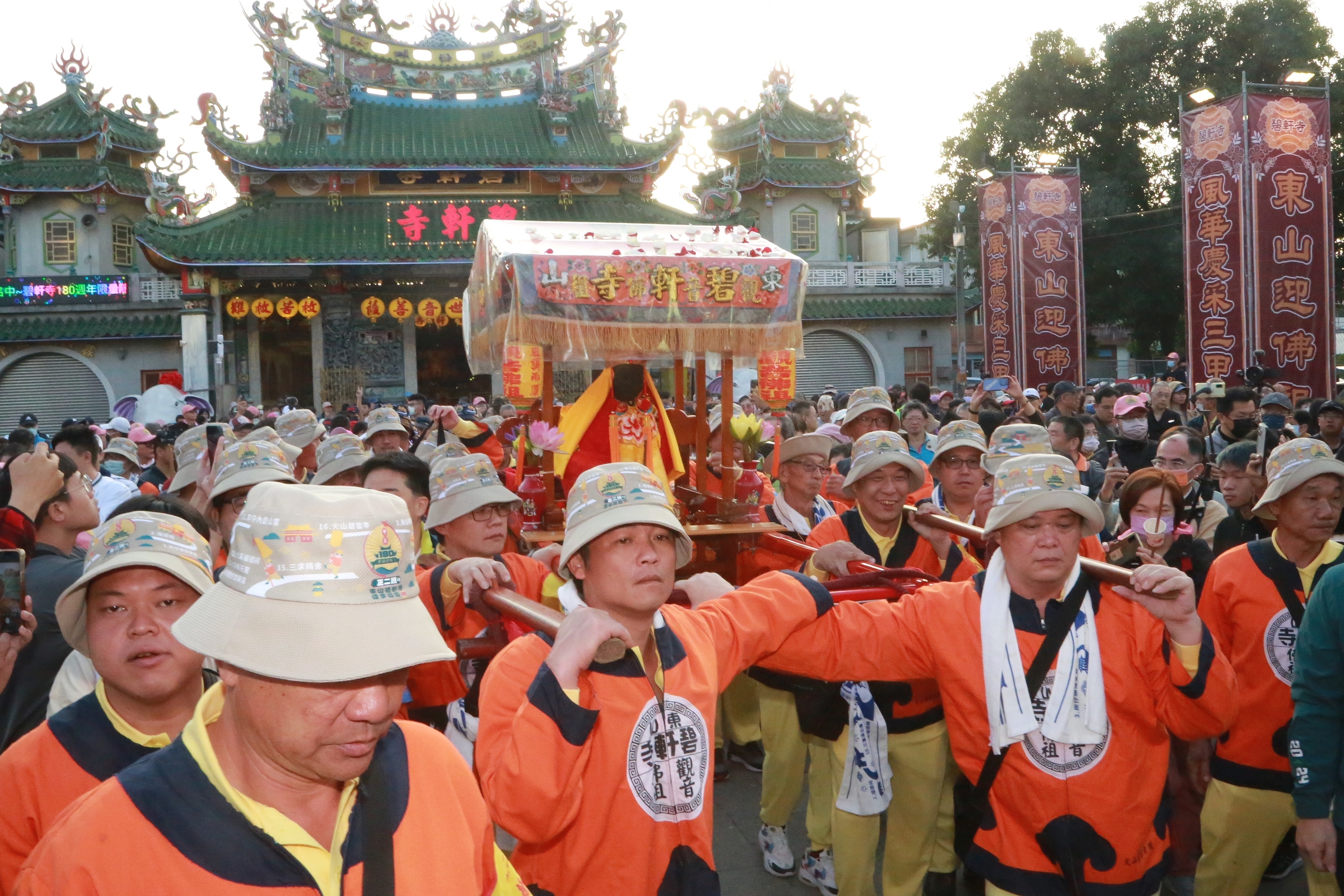 東山迎佛祖今清晨莊嚴起駕  黃偉哲盼國家級民俗文化扎根年輕世代