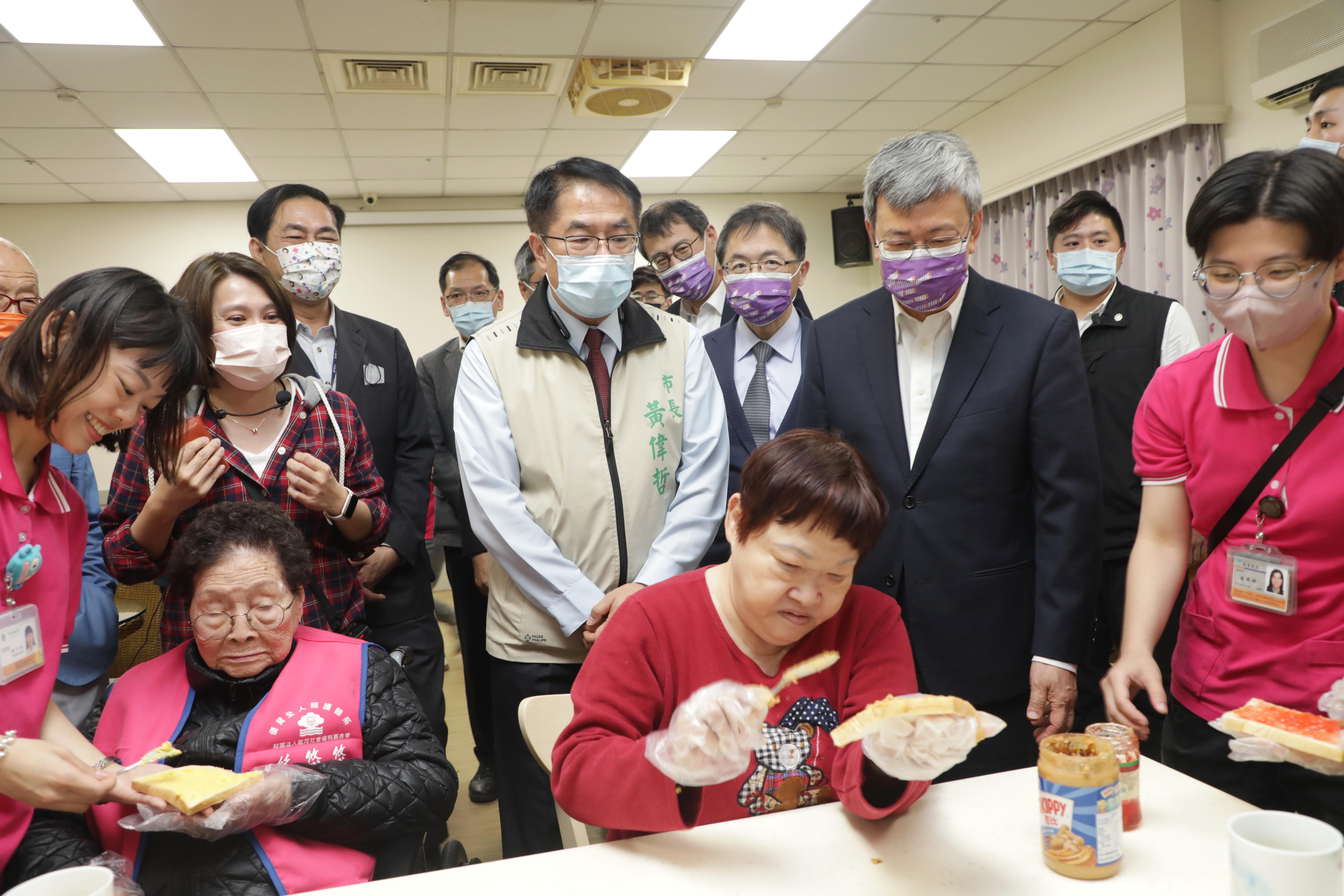 黃偉哲陪同陳建仁參訪悠然山莊安養中心 關懷長者傳遞年節祝福