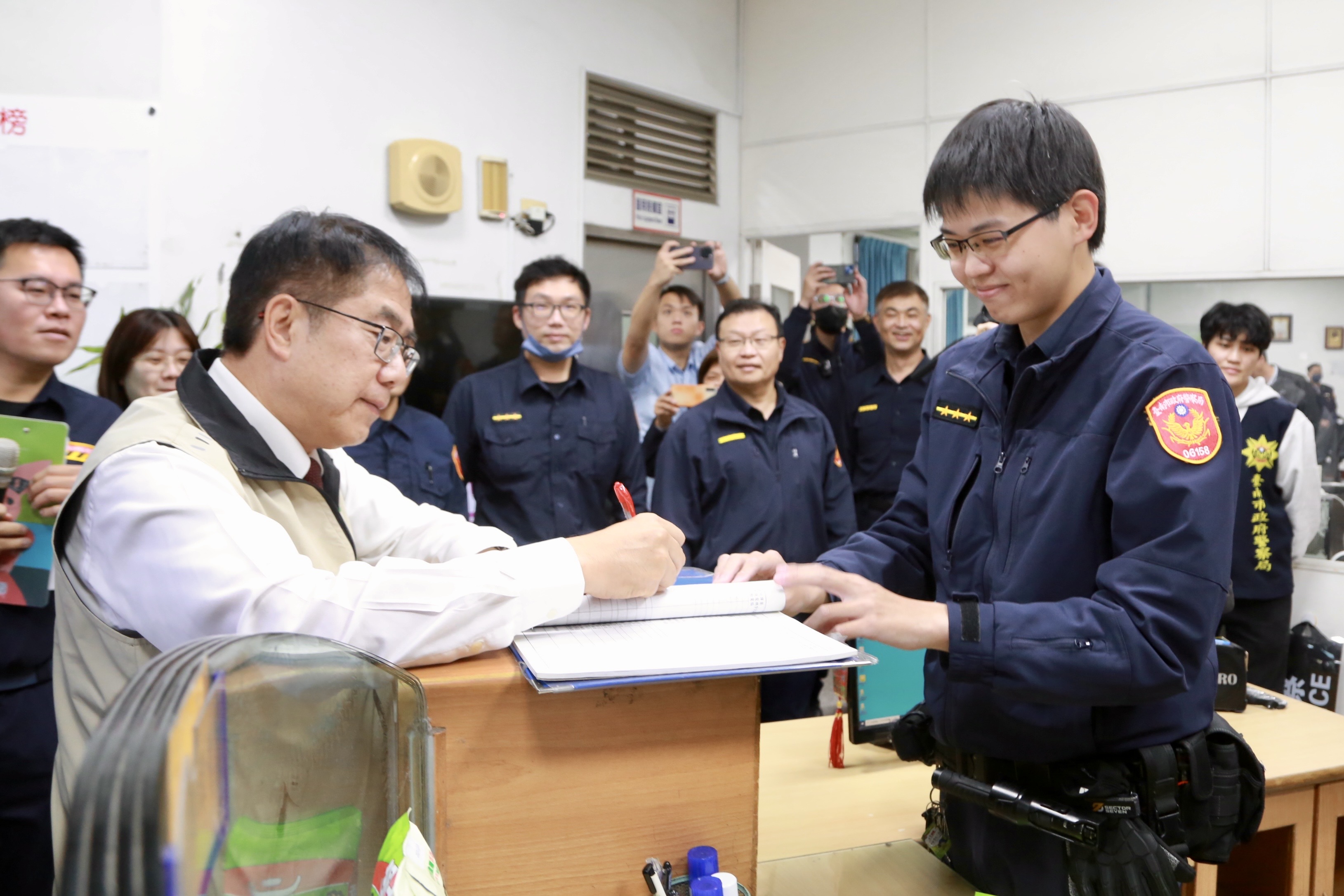 南警小年夜圍爐 黃偉哲慰勉賀新年