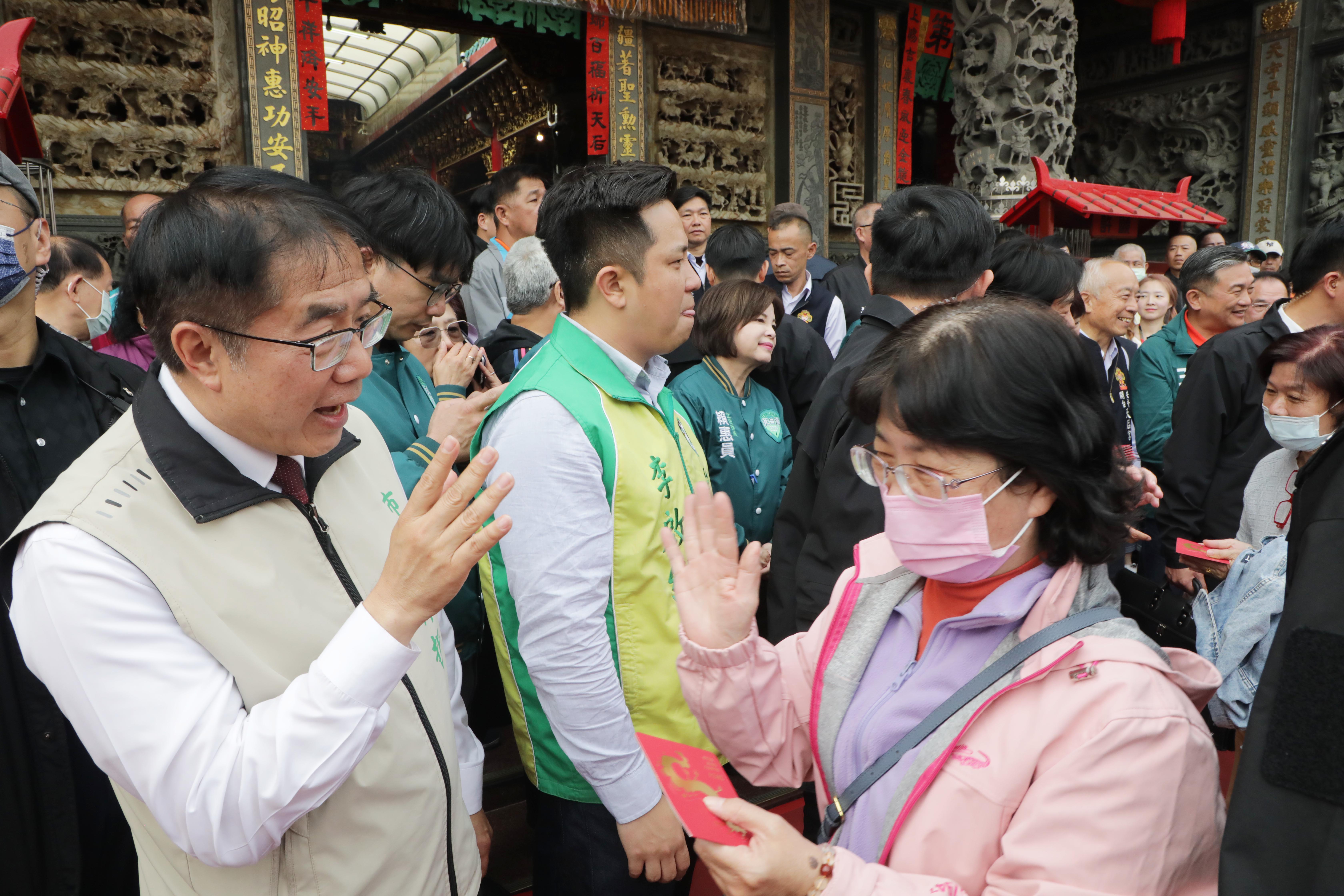 黃偉哲陪同賴清德初一參拜祈福 祝福市民龍年行大運