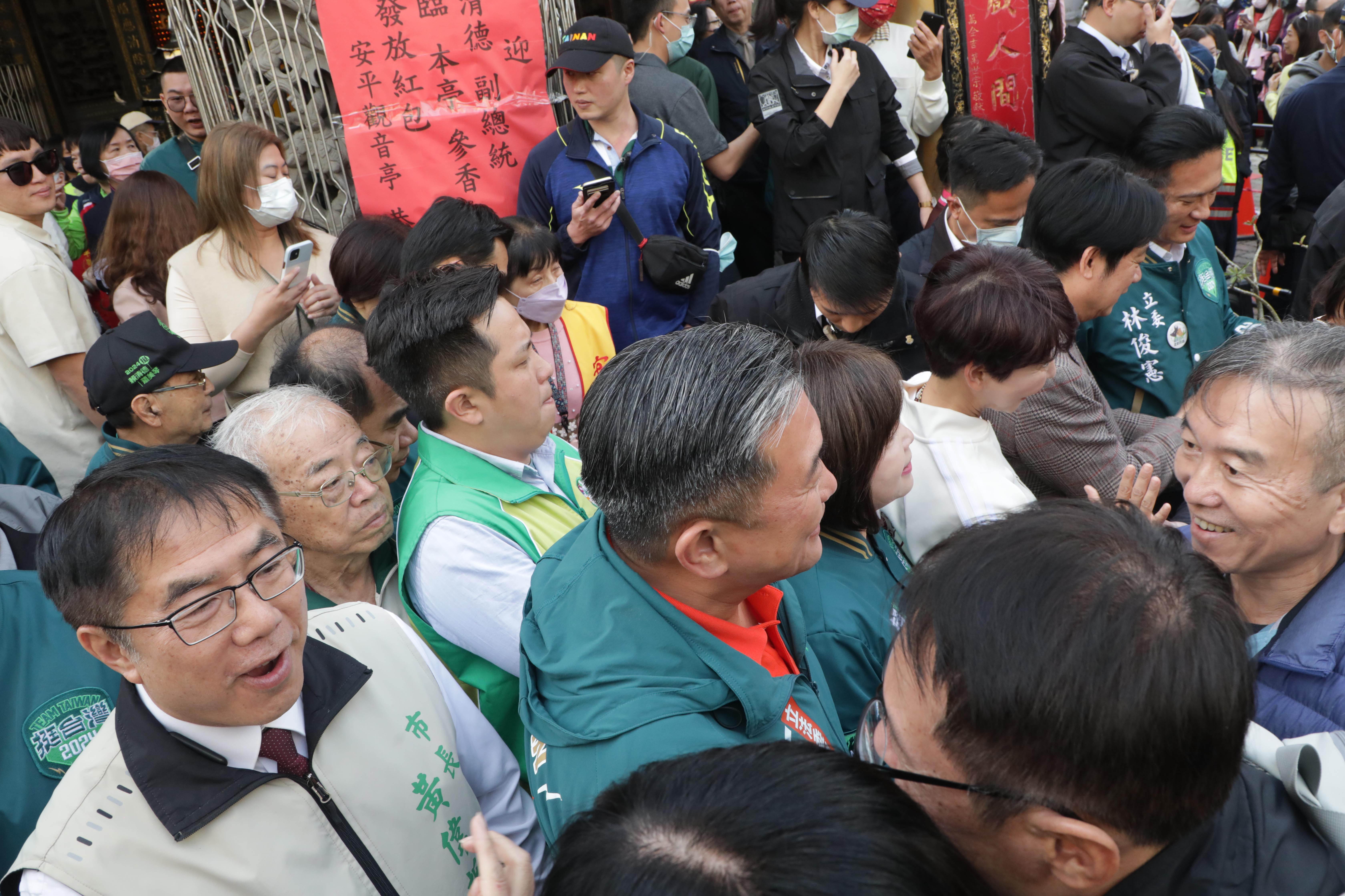 黃偉哲陪同賴清德初一參拜祈福 祝福市民龍年行大運