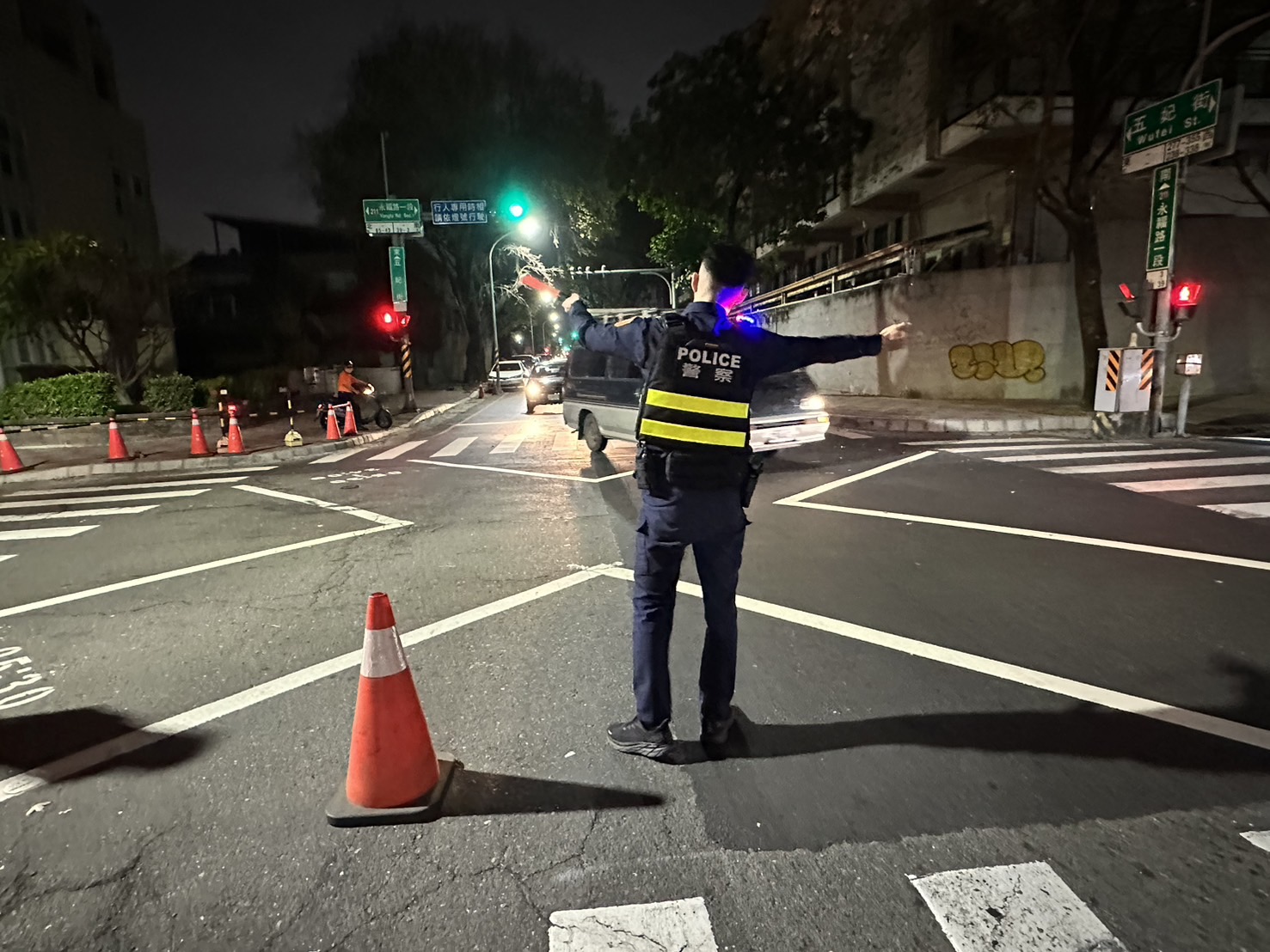 臺南市中西區五妃街及西門路口道路塌陷 市府勒令鄰接工地停工緊急處理