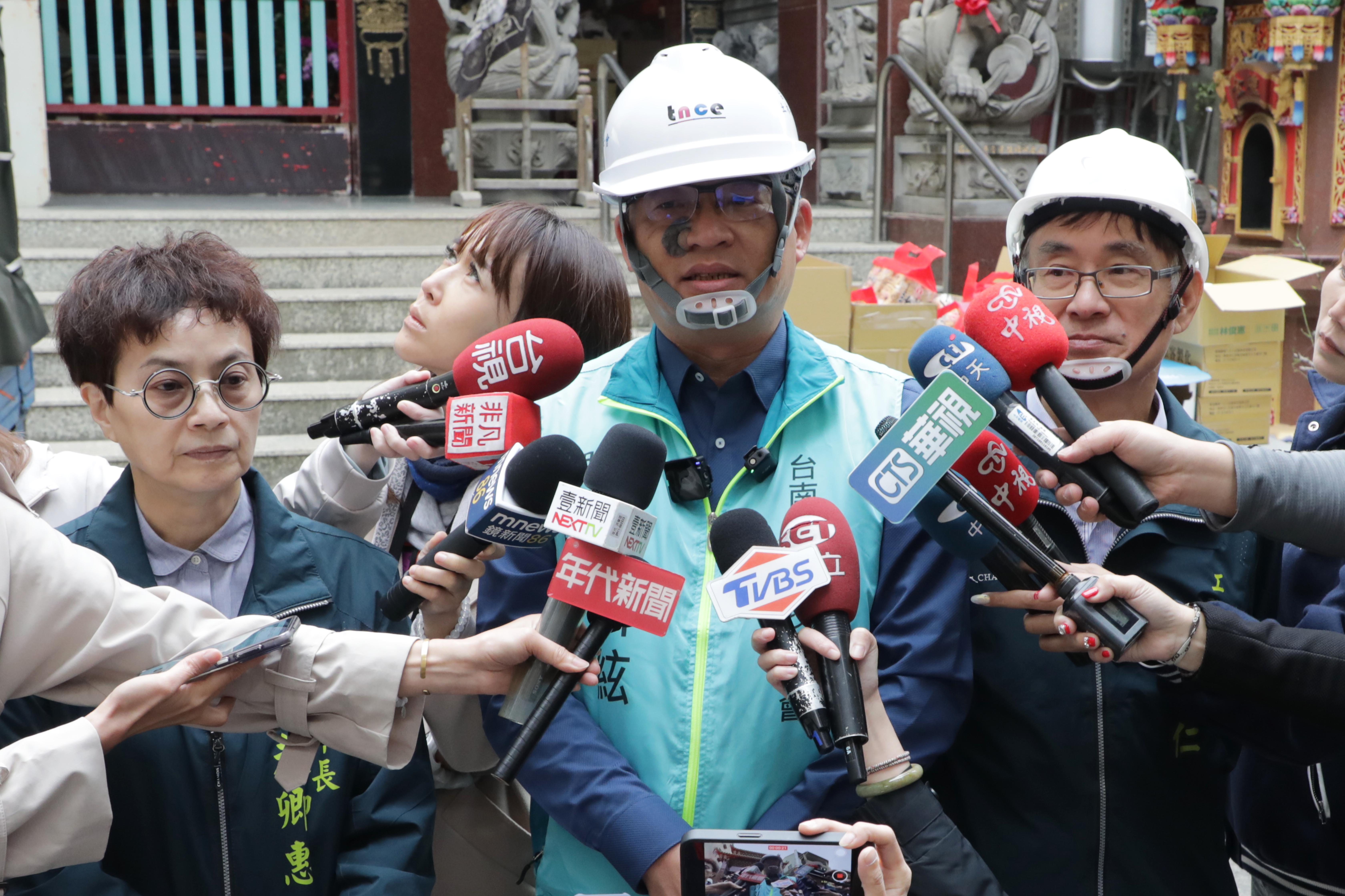 南市西門路、五妃街口路面塌陷填補完成今早恢復通車 黃偉哲更改行程於今日提前回台坐鎮