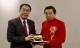 黃偉哲市長致贈台南400紀念茶壺給郭主席