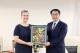 黃偉哲市長於會晤時特別贈送以台南市花蝴蝶蘭做成的永生花畫作