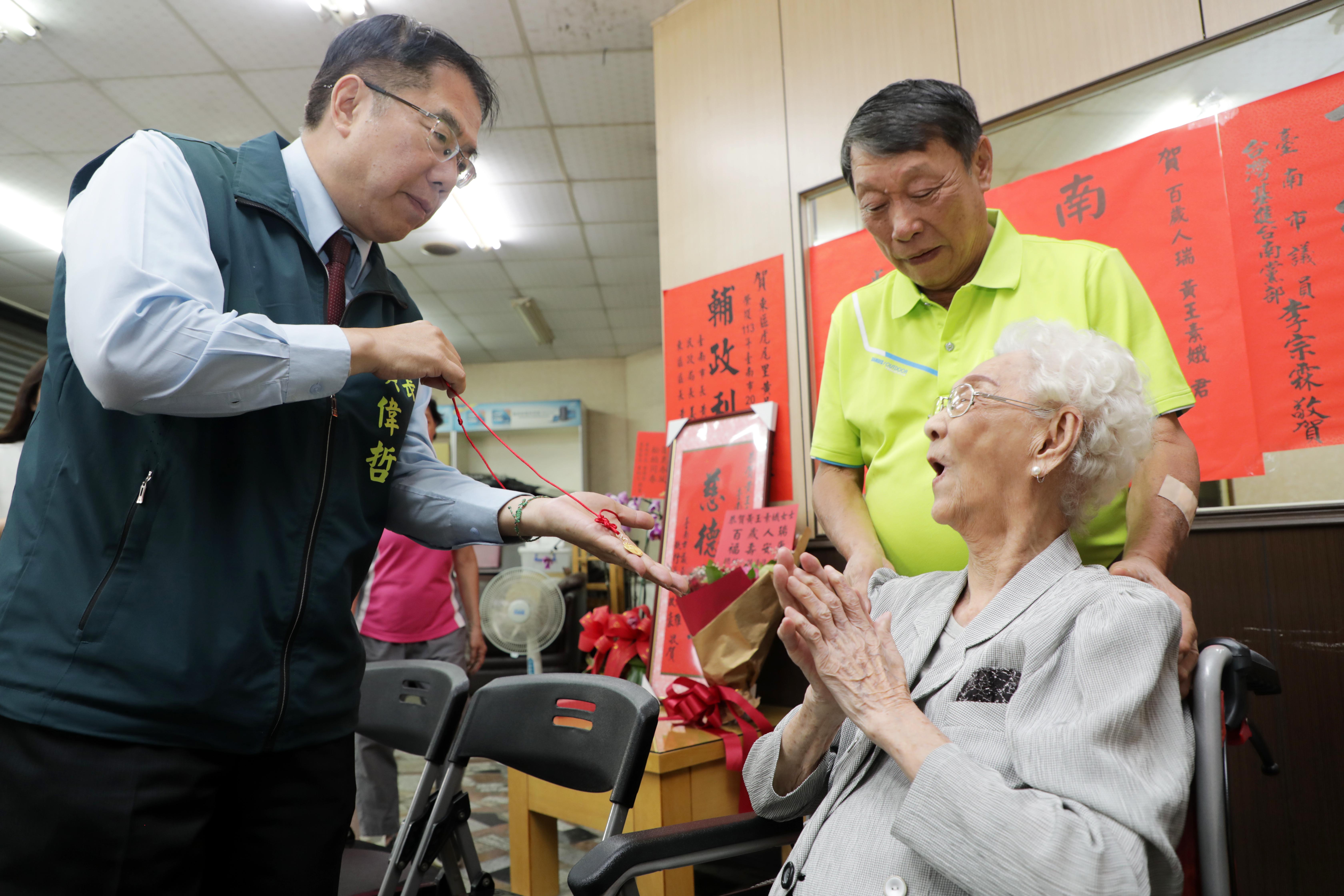 南市百歲人瑞340位  重陽節前夕黃偉哲訪百歲人瑞：棒棒糖可能是長壽秘訣