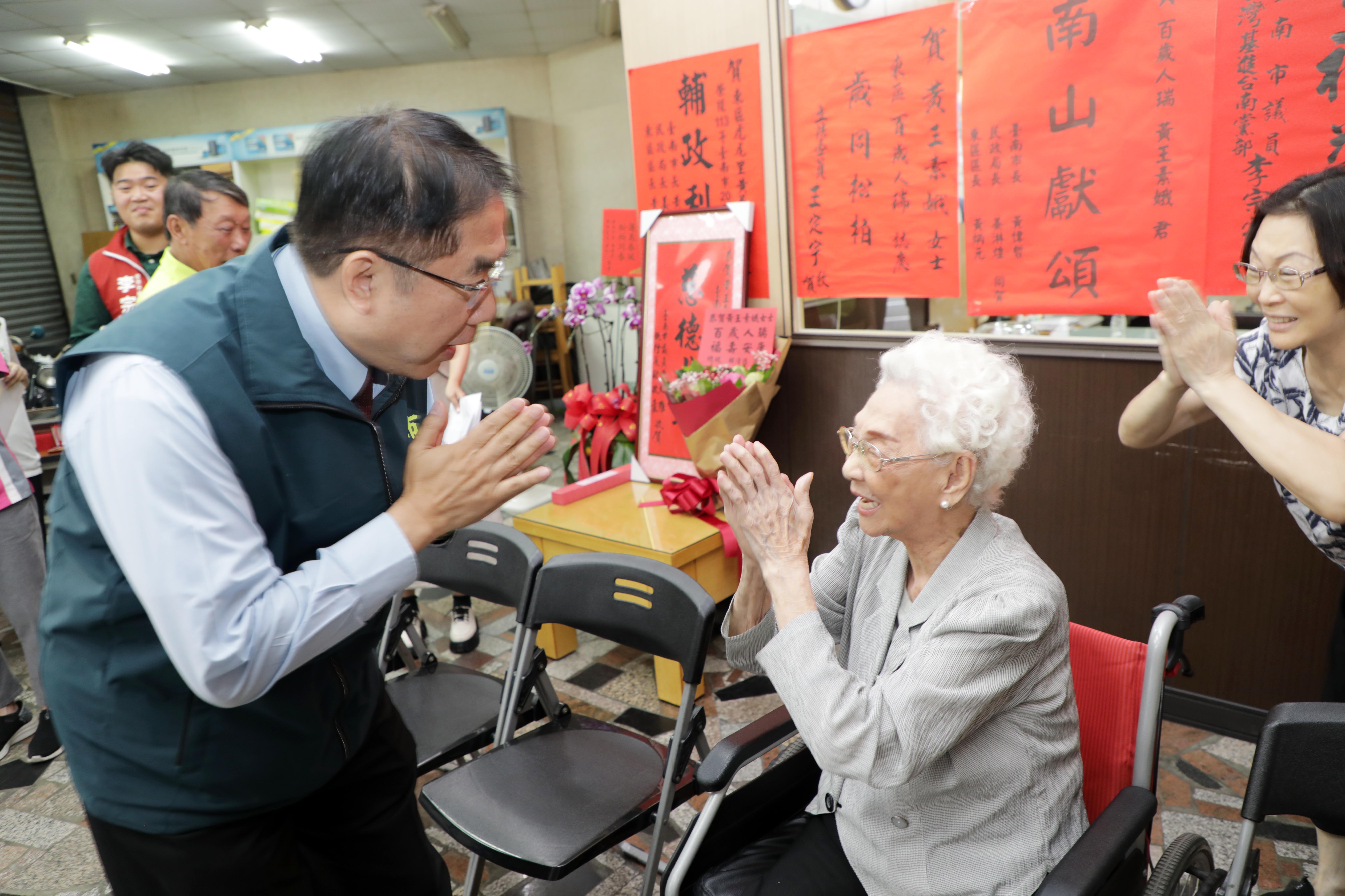 南市百歲人瑞340位  重陽節前夕黃偉哲訪百歲人瑞：棒棒糖可能是長壽秘訣