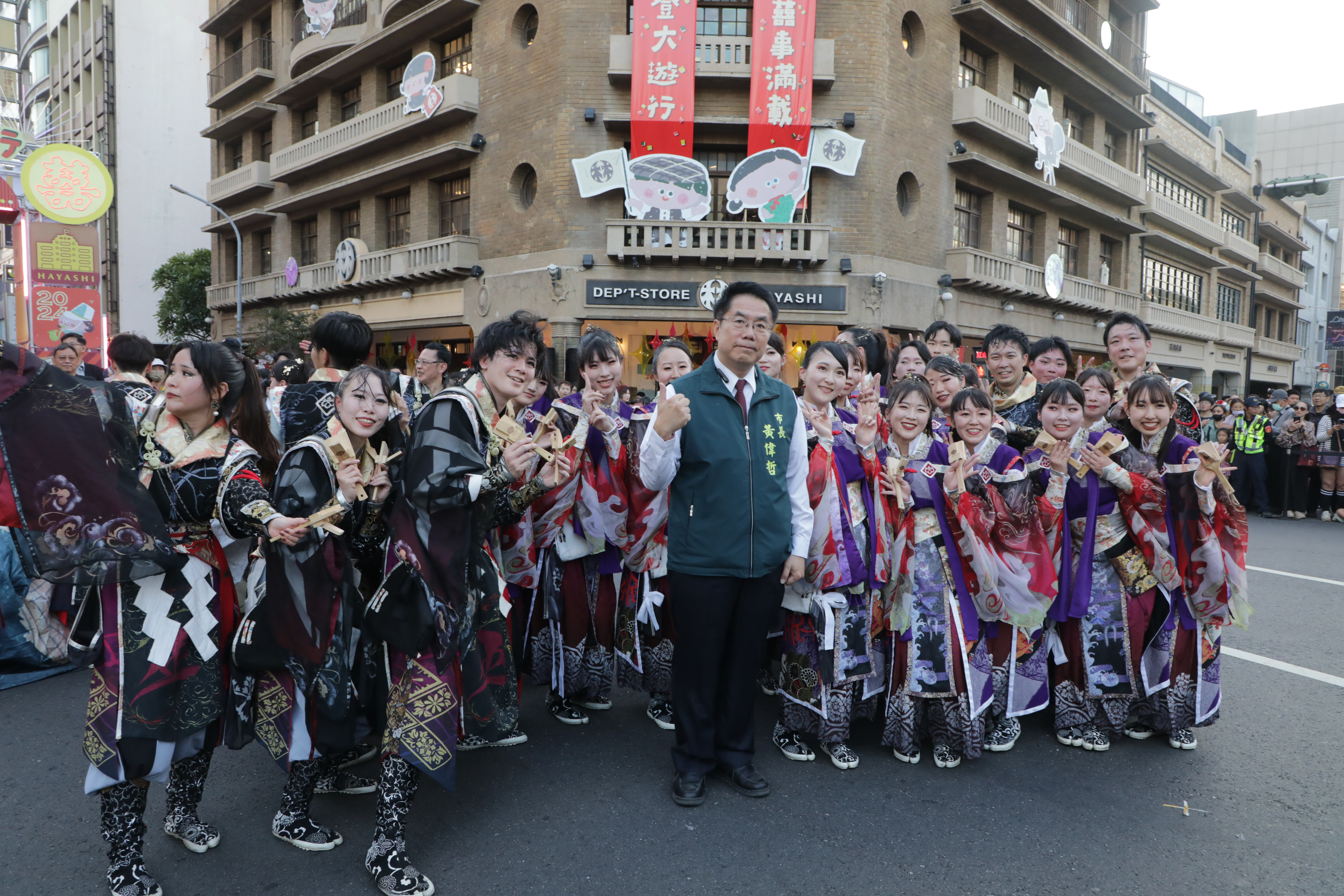 「臺南400‧囍事滿載」林百貨府城摩登大遊行黃偉哲與市民一同踩街慶年末