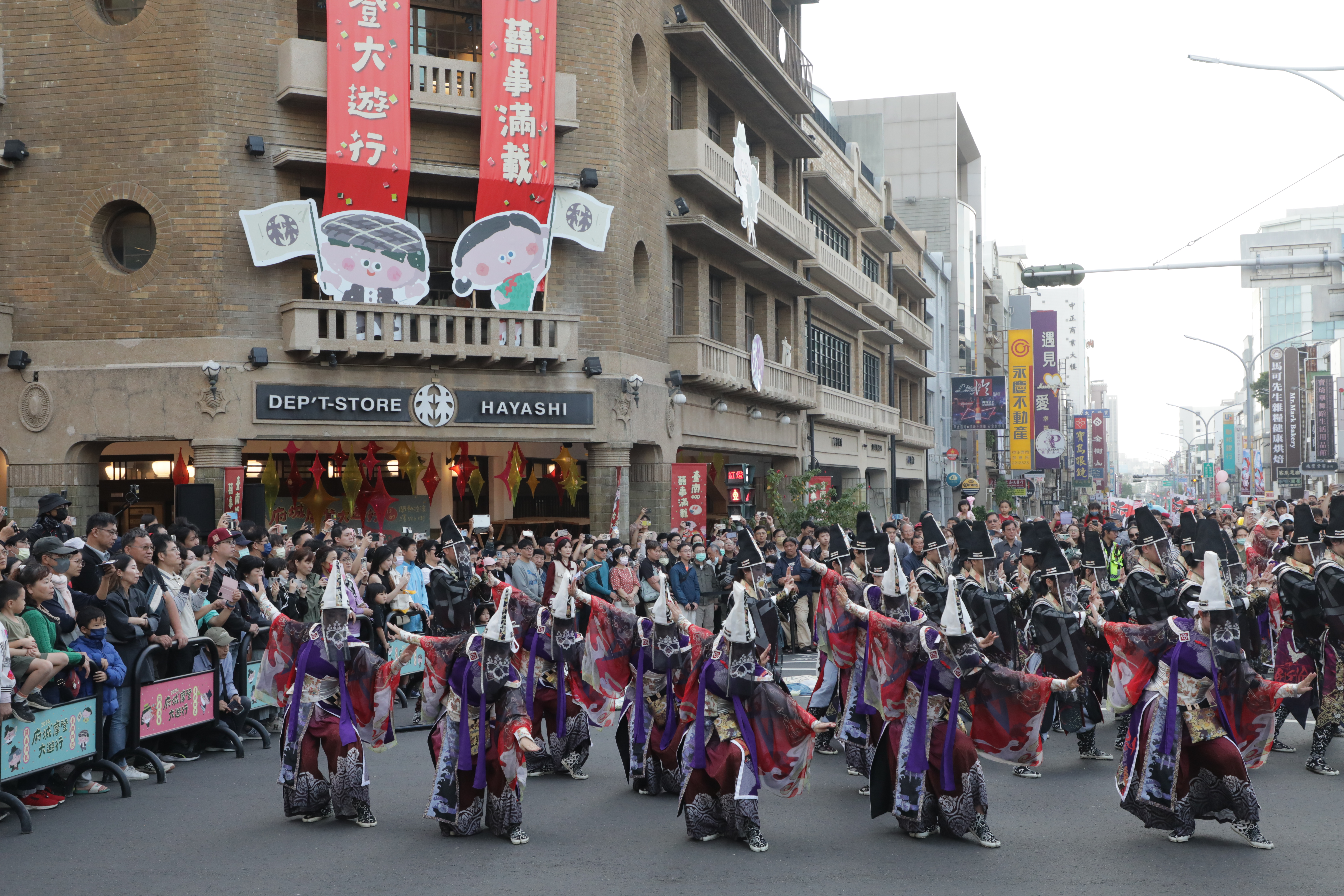 「臺南400‧囍事滿載」林百貨府城摩登大遊行黃偉哲與市民一同踩街慶年末