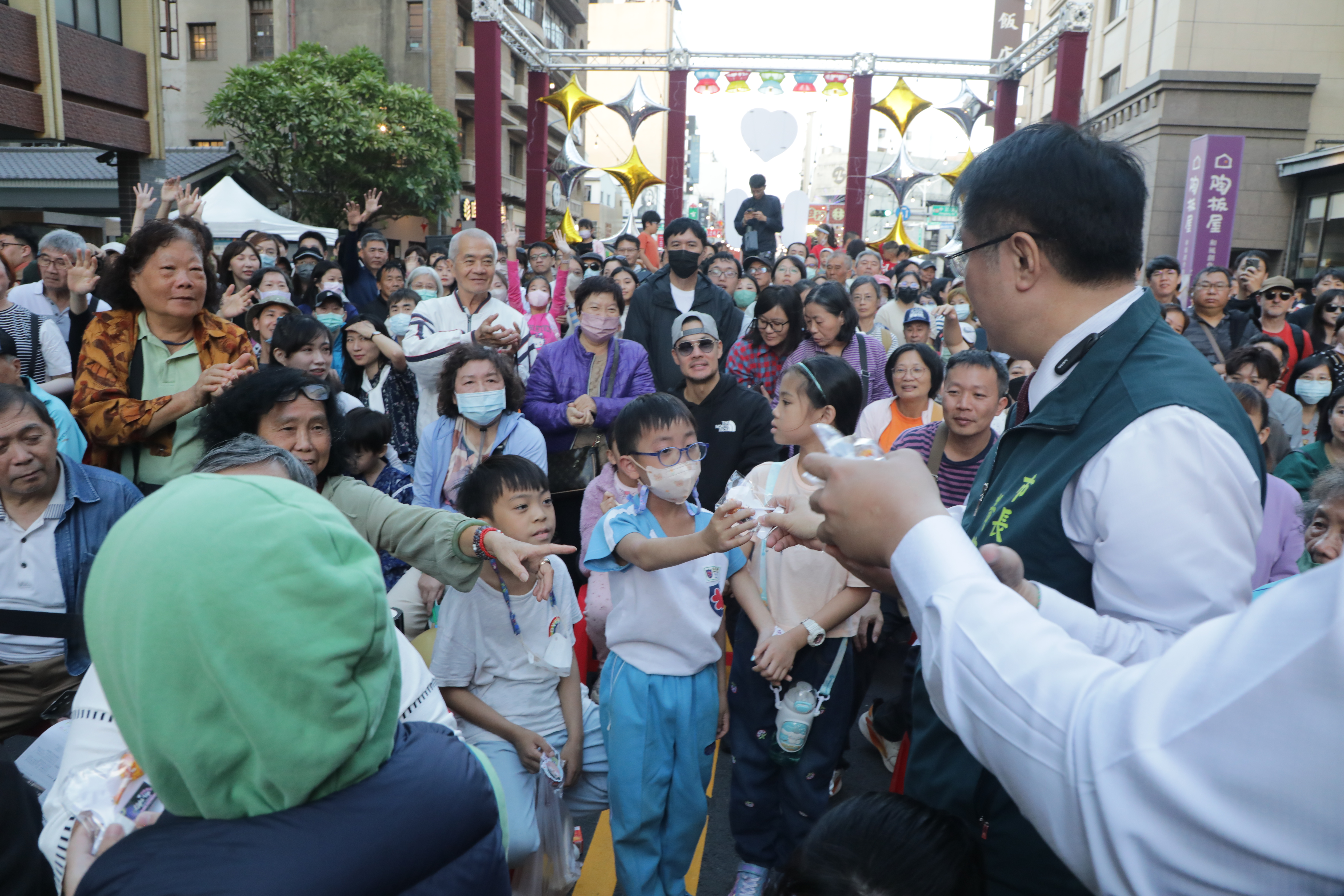 「臺南400‧囍事滿載」林百貨府城摩登大遊行黃偉哲與市民一同踩街慶年末