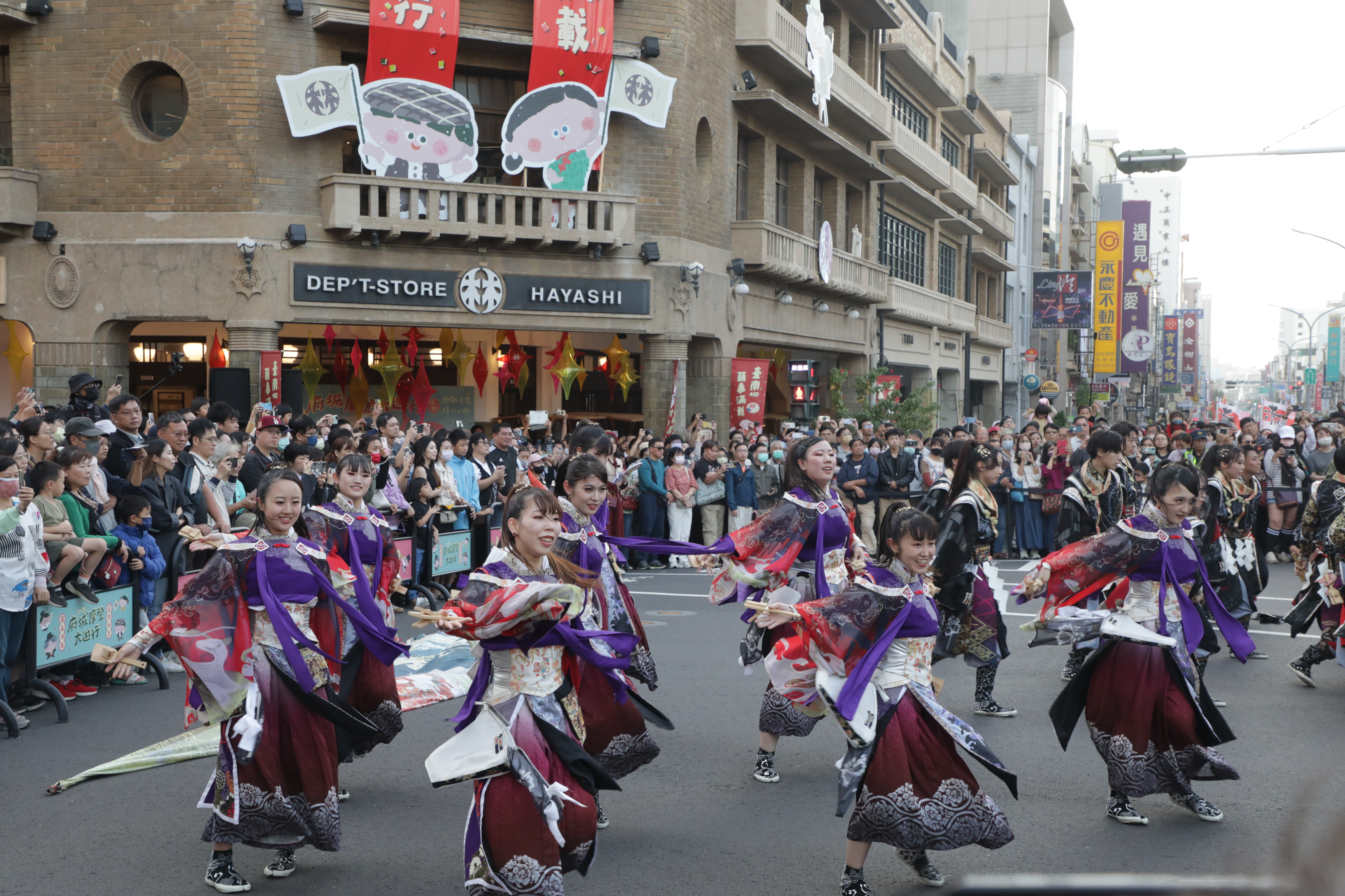 「臺南400‧囍事滿載」林百貨府城摩登大遊行黃偉哲與市民一同踩街慶年末