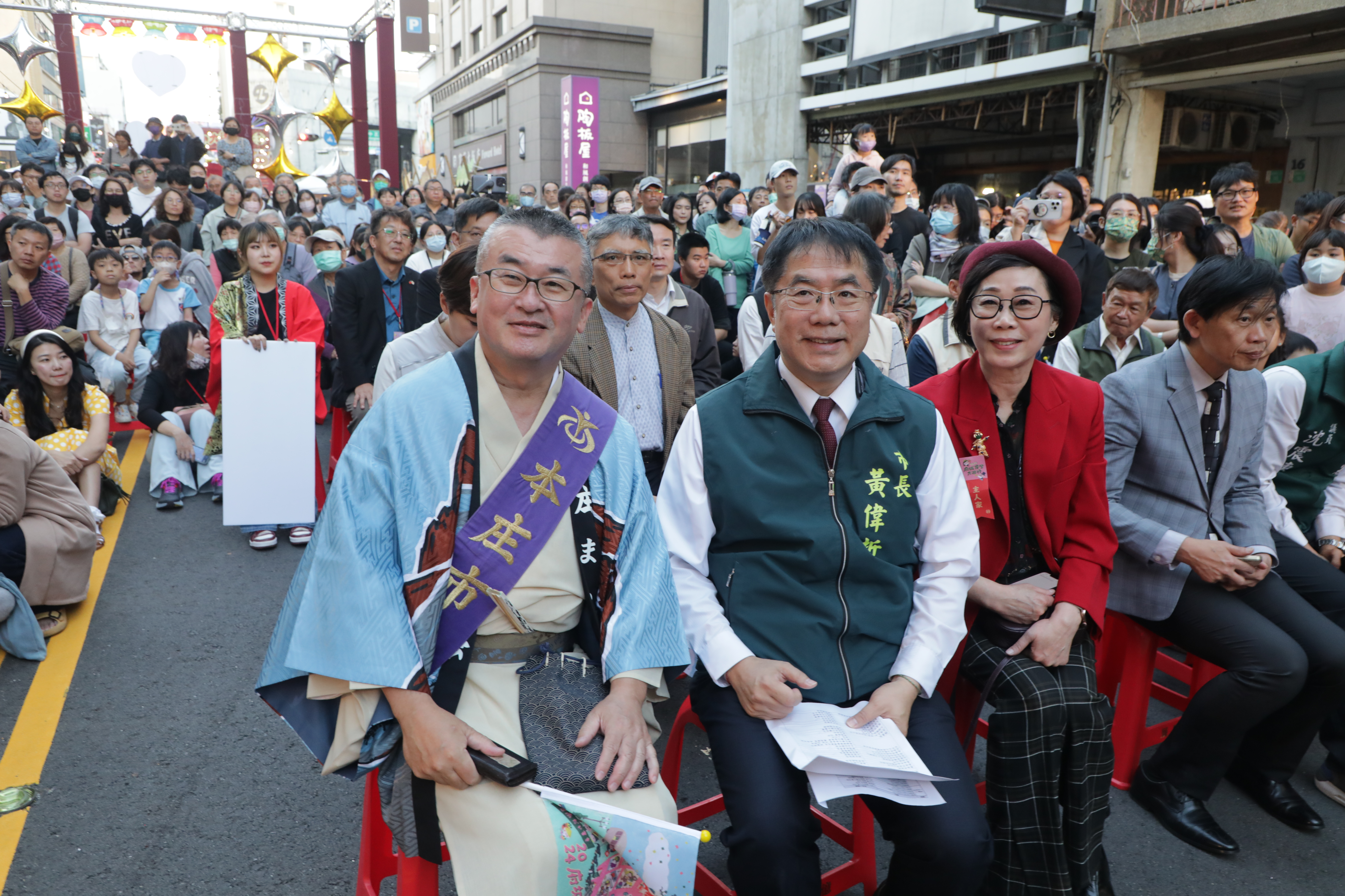 「臺南400‧囍事滿載」林百貨府城摩登大遊行黃偉哲與市民一同踩街慶年末