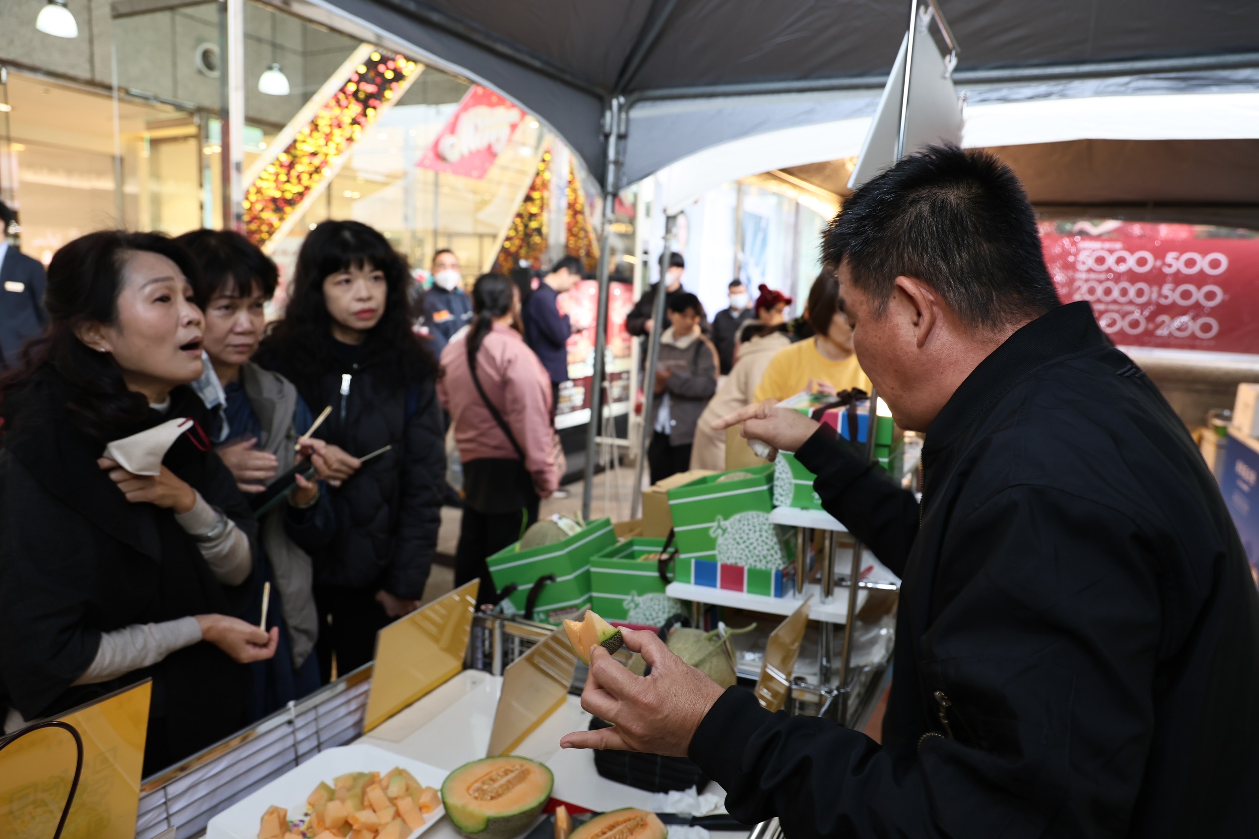 臺南400厚禮樹巡迴展桃園遠百登場 黃偉哲手沖咖啡力推臺南物產