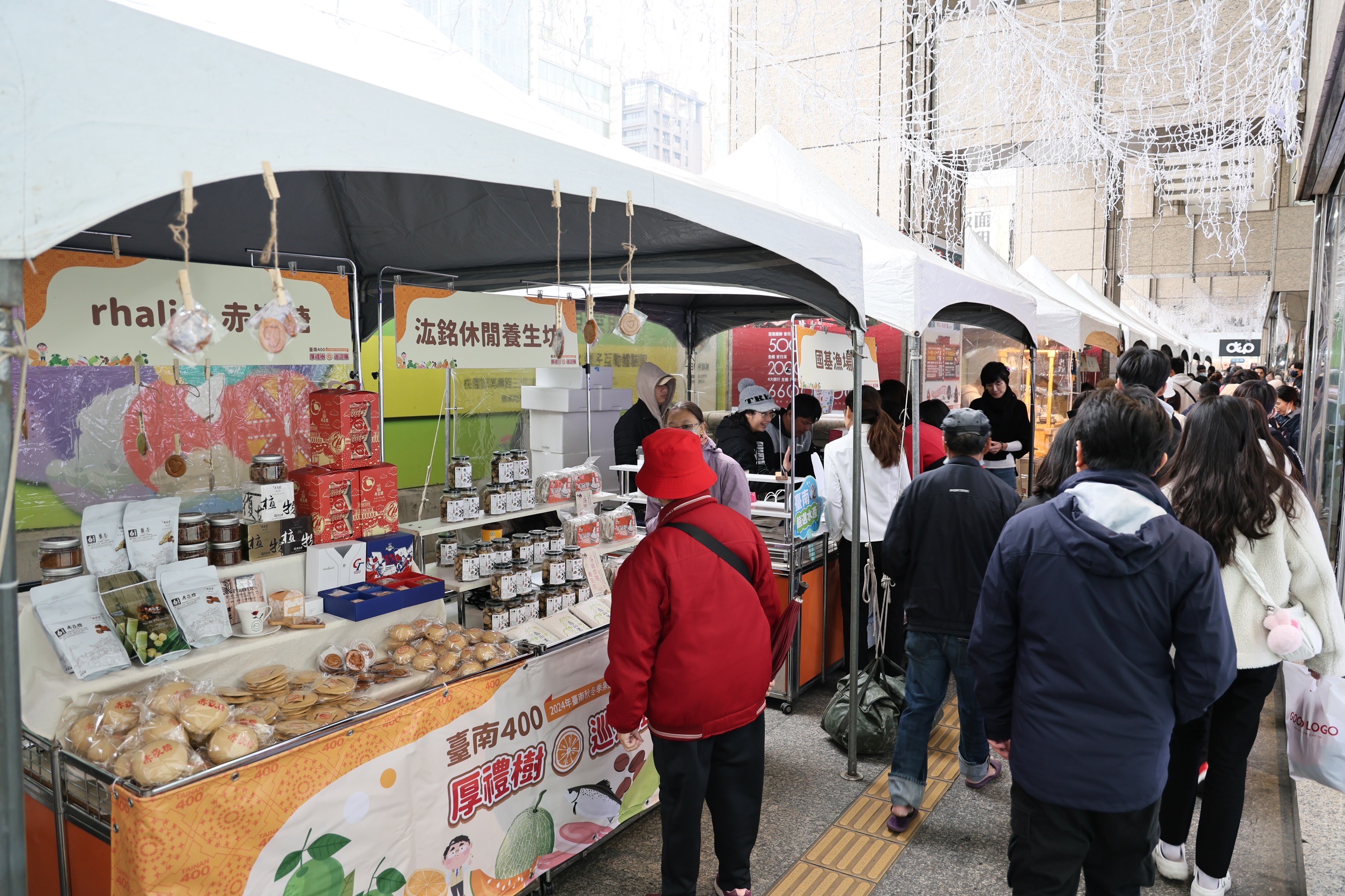 臺南400厚禮樹巡迴展桃園遠百登場 黃偉哲手沖咖啡力推臺南物產